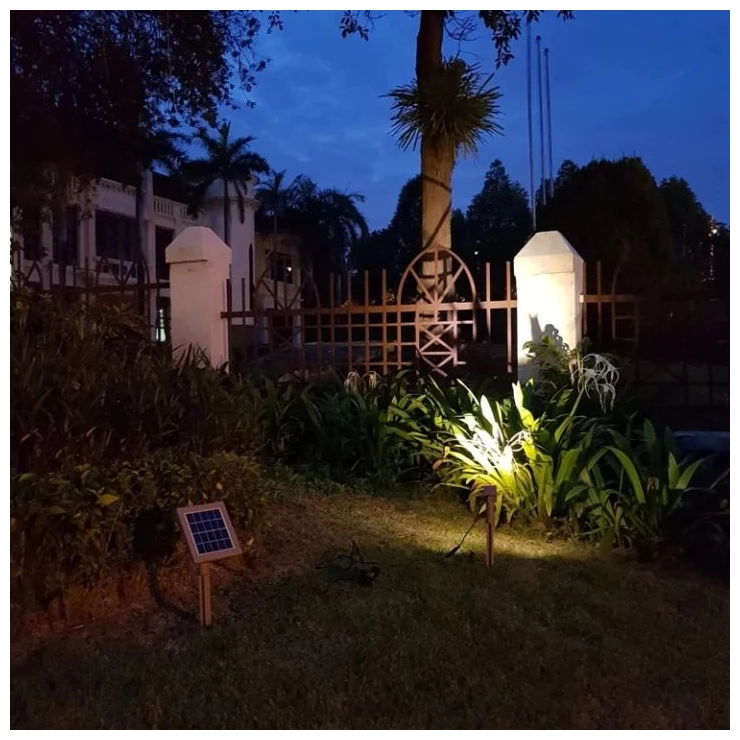 Solar Powered LED Spotlight 3W Outdoor Garden Landscape Decoration